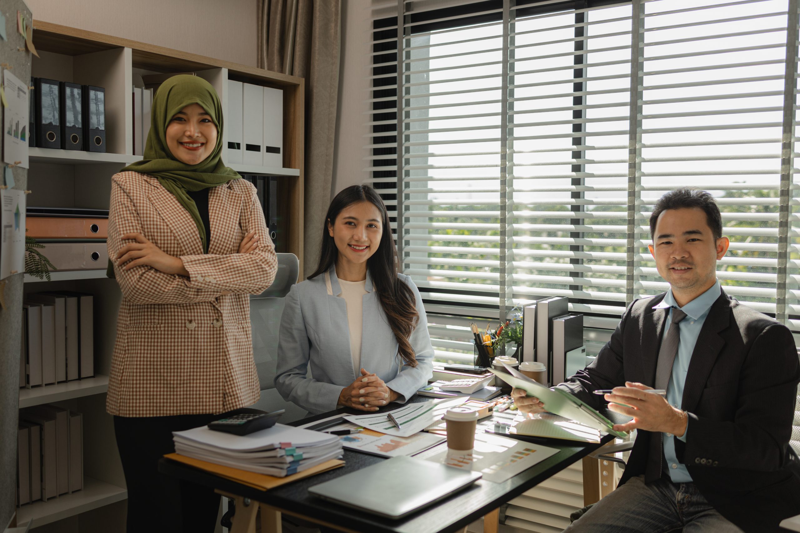 Ilustrasi tim yang profesional dan beretika UCC Global Indonesia