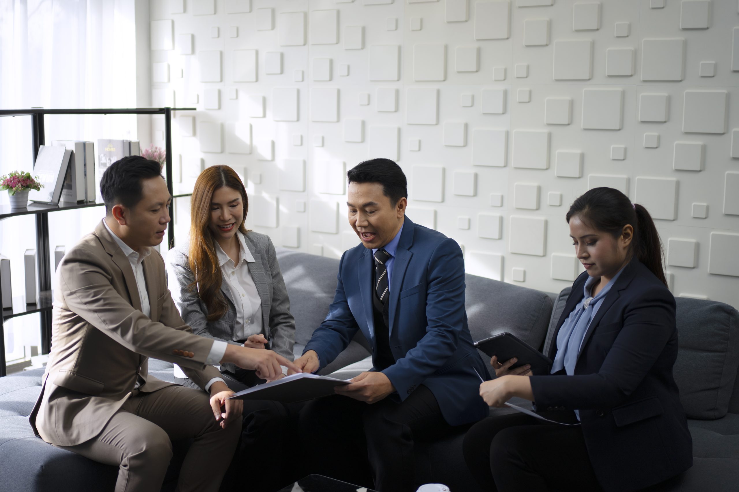 Analisis risiko keuangan oleh tim profesional Upper Class Collections - Indonesia