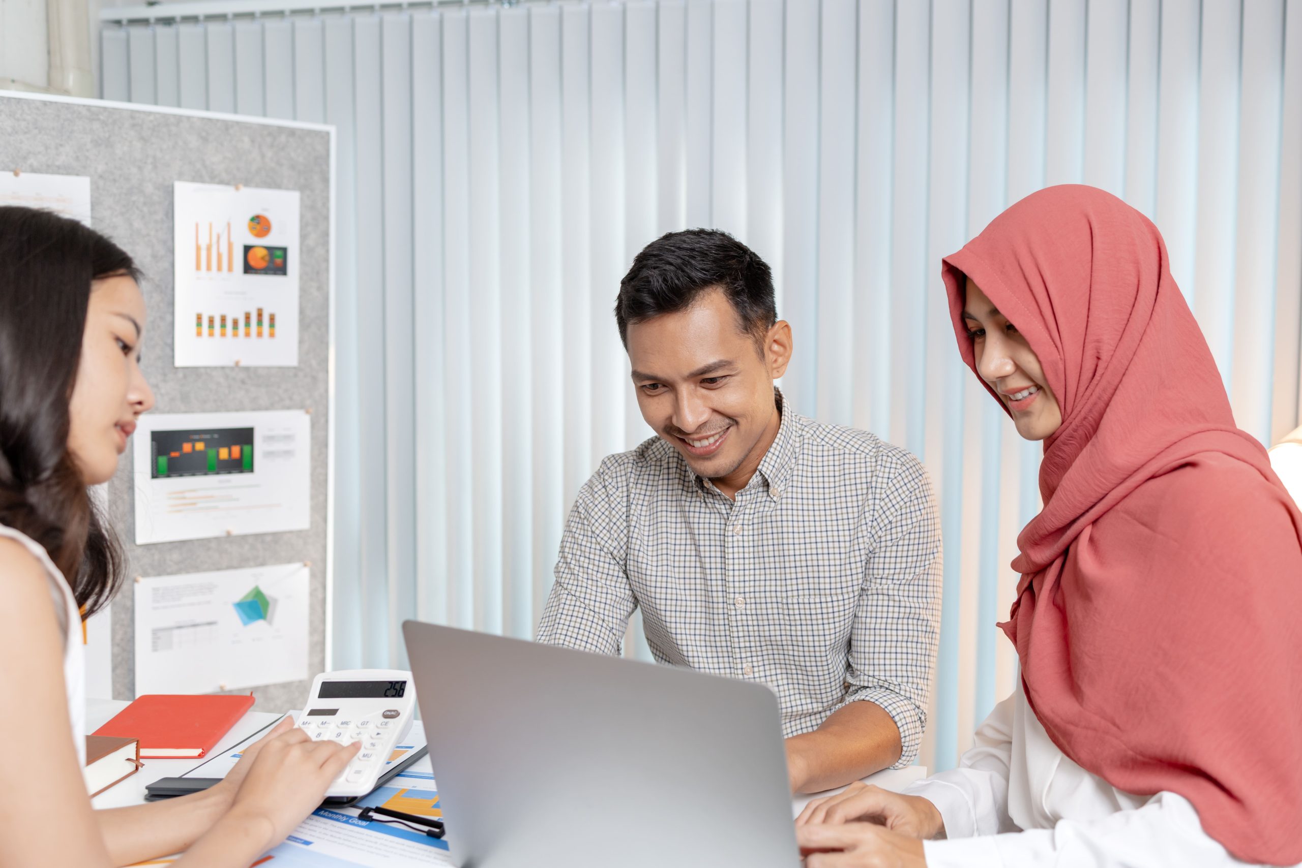 Tim bisnis konsultasi manajemen collection AI bersama UCC Global