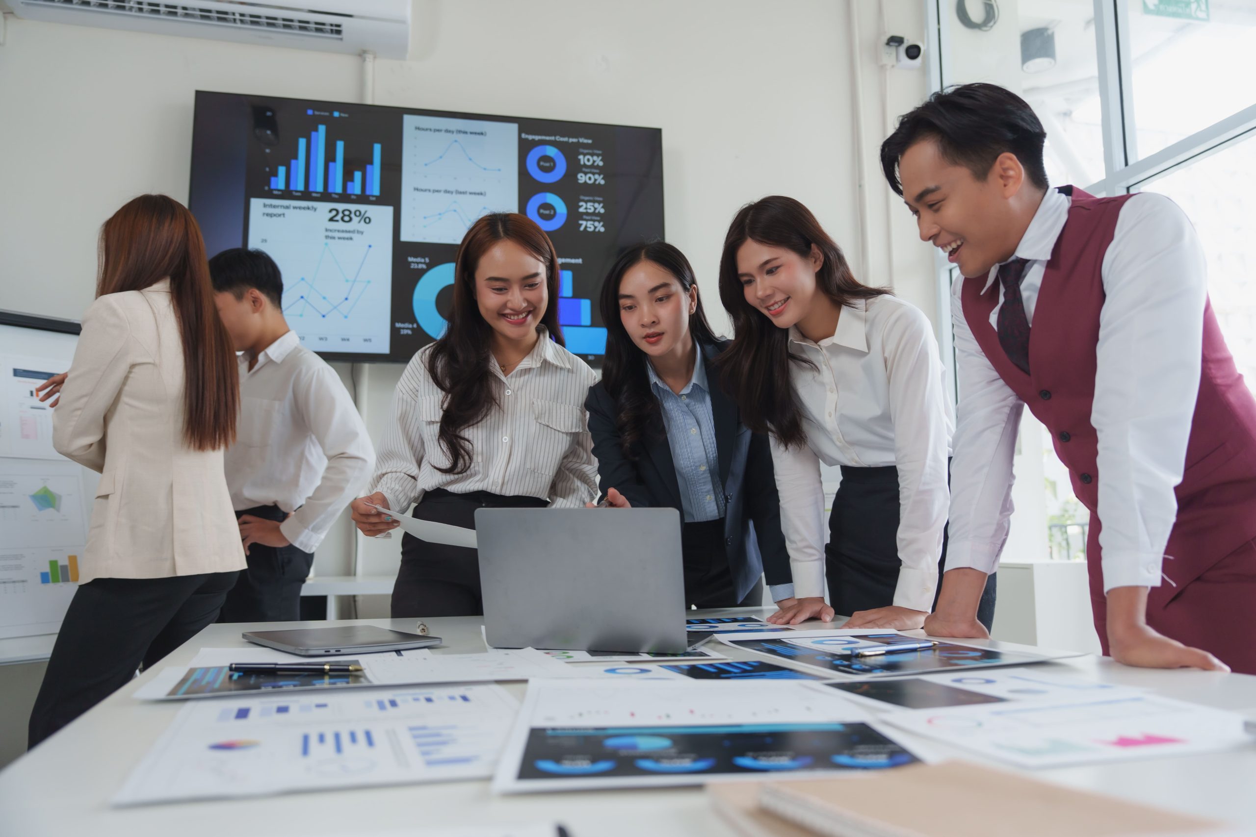 Tim keuangan mengimplementasikan strategi proaktif piutang untuk arus kas sehat; Infografik workflow monitoring piutang dan cashflow stabil; Konsultasi audit piutang proaktif bersama UCC Global Indonesia; Dashboard digital evaluasi kredit dan penagihan otomatis; Analisis strategi arus kas sehat di ruang rapat modern