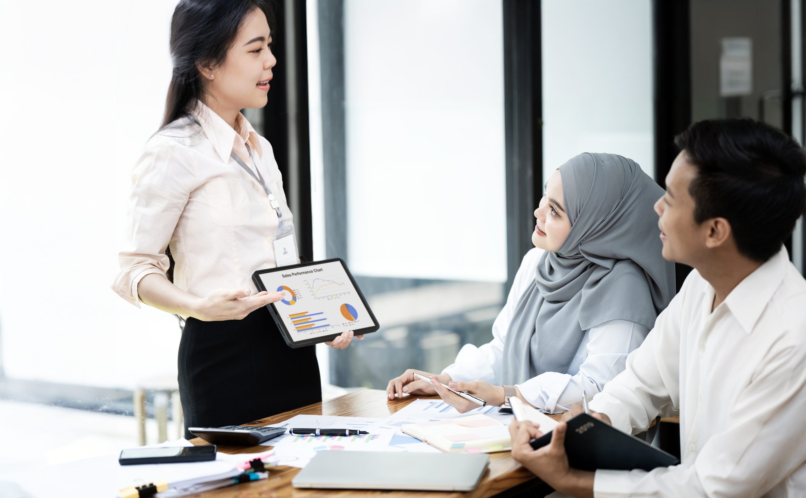 Tim profesional menganalisis dashboard manajemen kredit dan cashflow