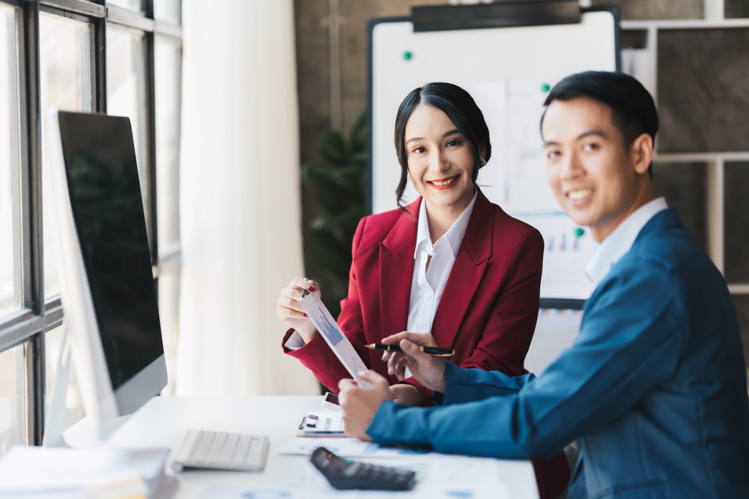 Tim bisnis memantau dashboard aging piutang dengan alert digital