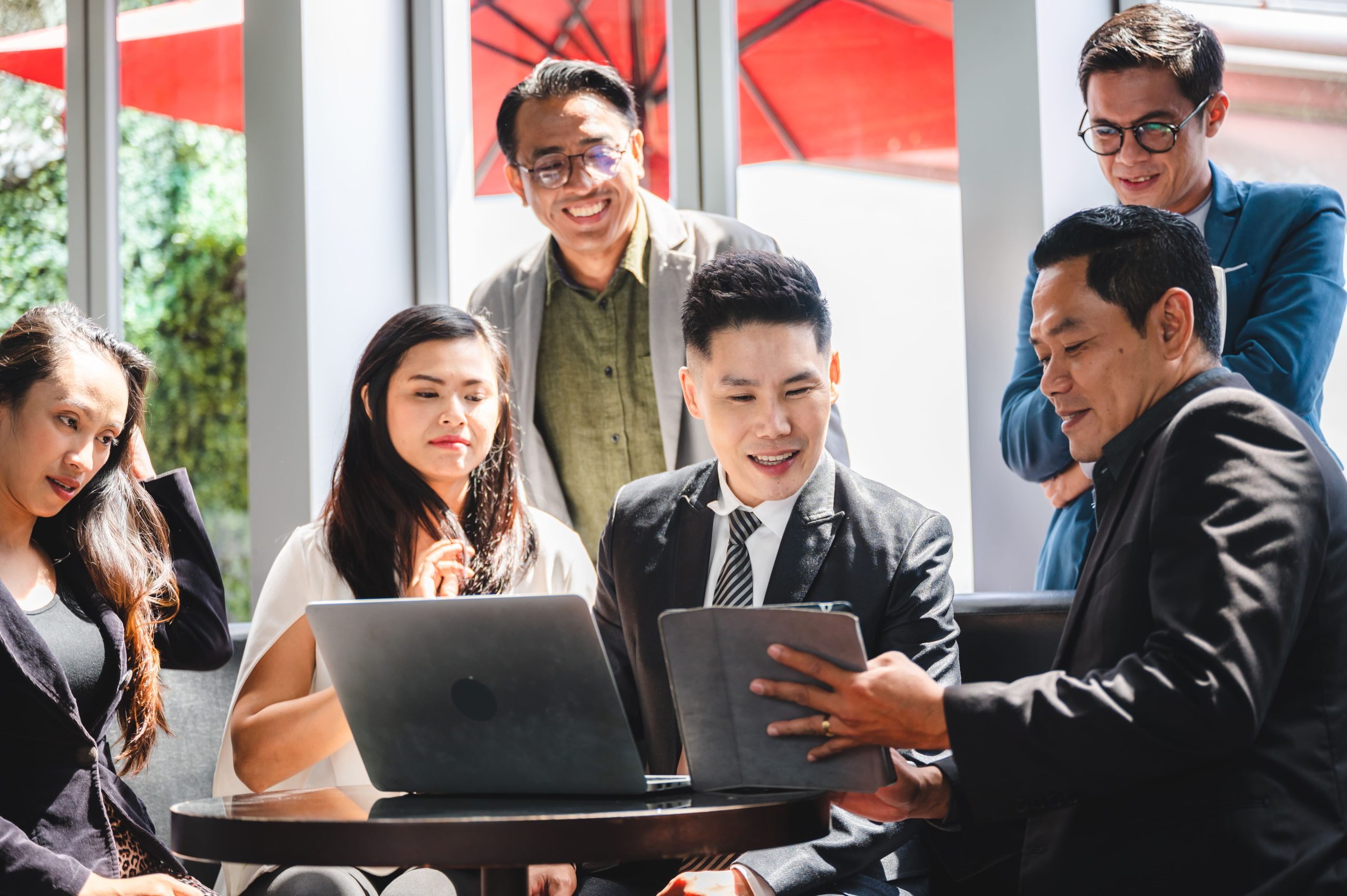 Tim lintas fungsi teknologi hukum dan keuangan berkolaborasi untuk pertumbuhan bisnis; Infografik tiga pilar kolaborasi bisnis modern; Konsultasi integrasi sistem bisnis bersama UCC Global Indonesia; Dashboard terintegrasi monitoring compliance dan keuangan; Meeting strategis kolaborasi lintas departemen di ruang rapat enterprise.