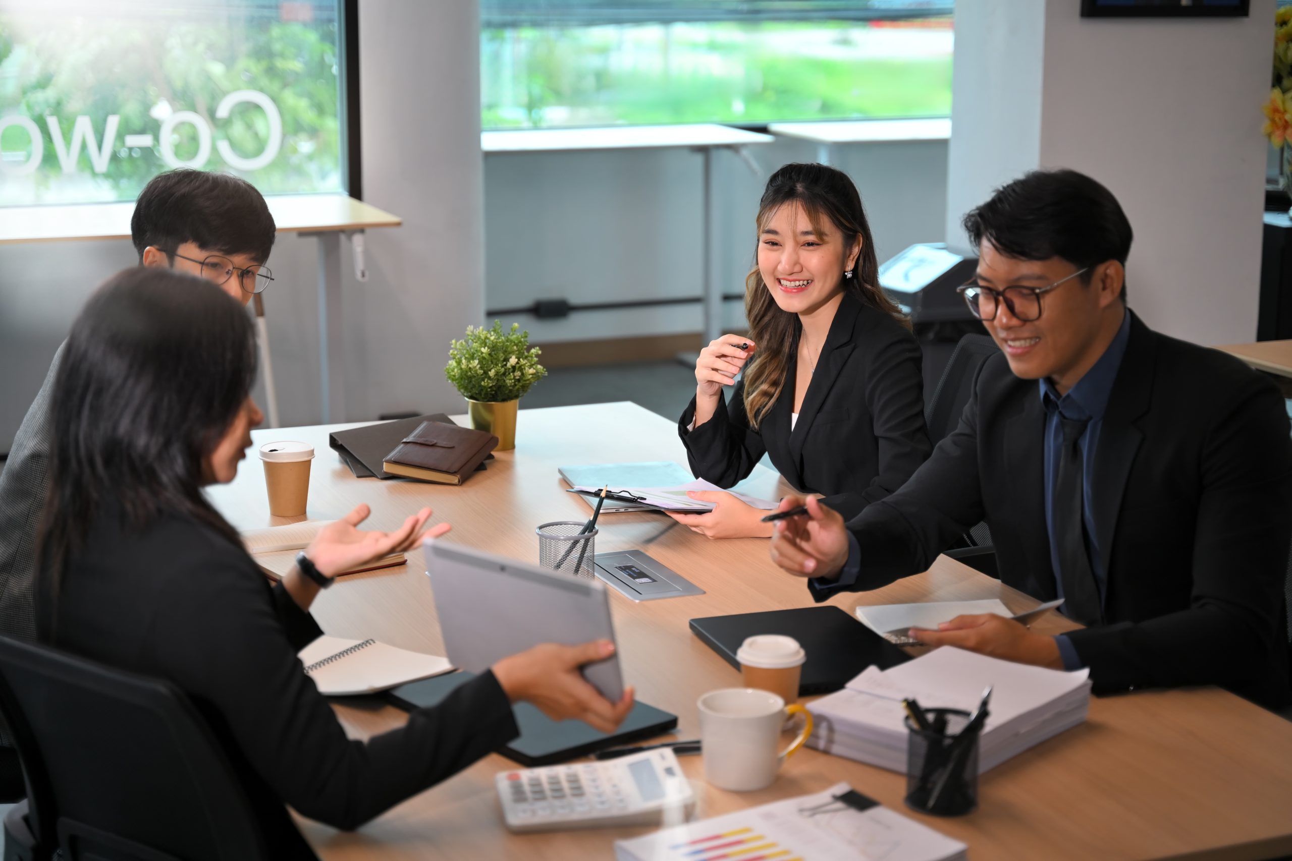 Ilustrasi tim keuangan membahas dampak piutang tak tertagih pada cashflow bisnis