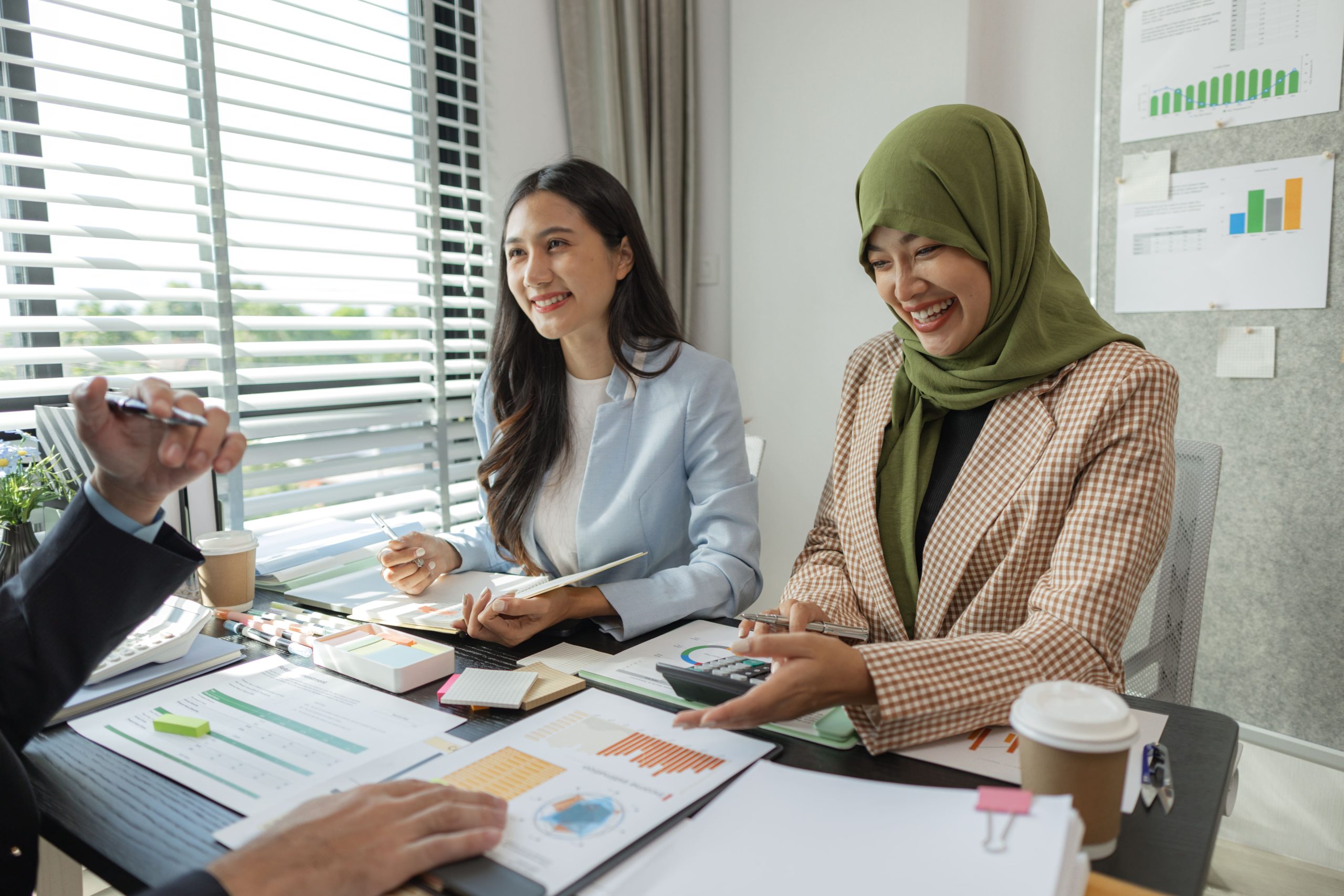 Tim perusahaan membangun disiplin finansial.