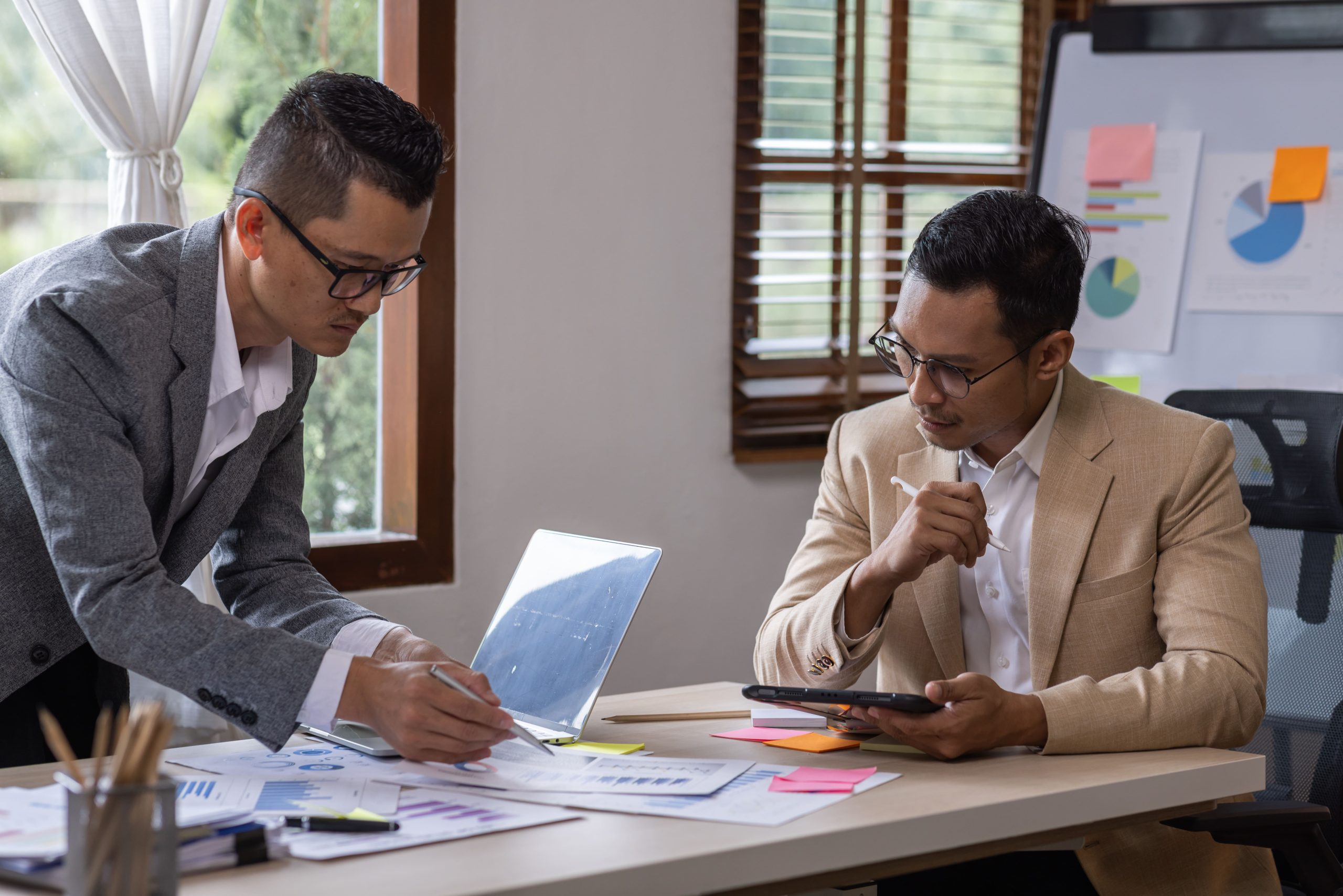 Tim BPO dan credit management menganalisis dashboard digital kredit usaha