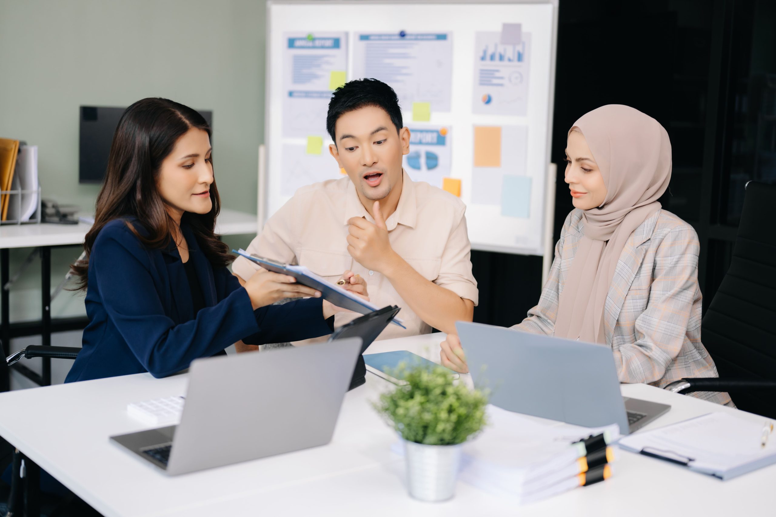 Konsultan keuangan membimbing penyusunan strategy pertumbuhan bisnis