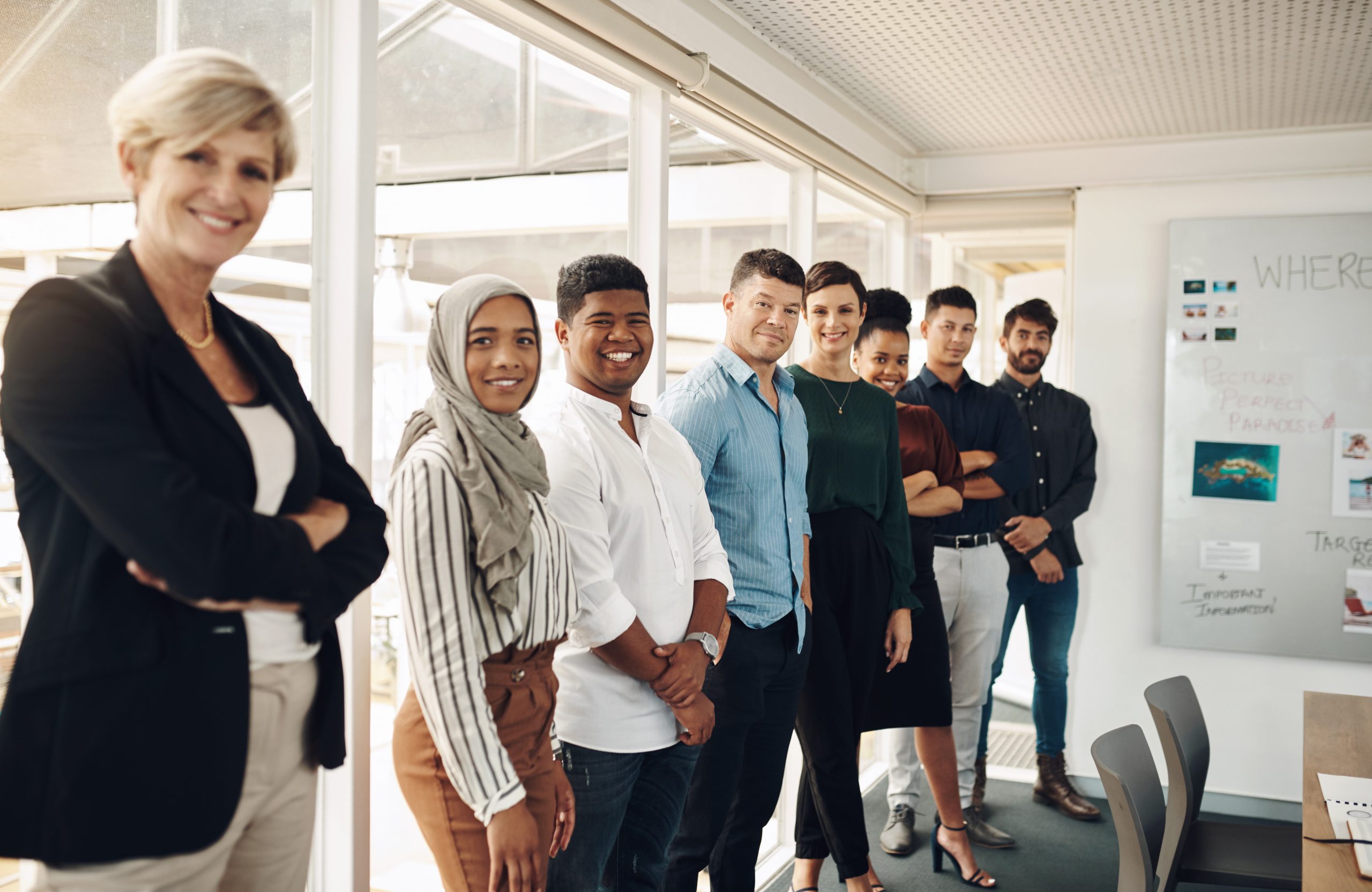 Tim keuangan global meninjau dashboard piutang lintas negara secara digital