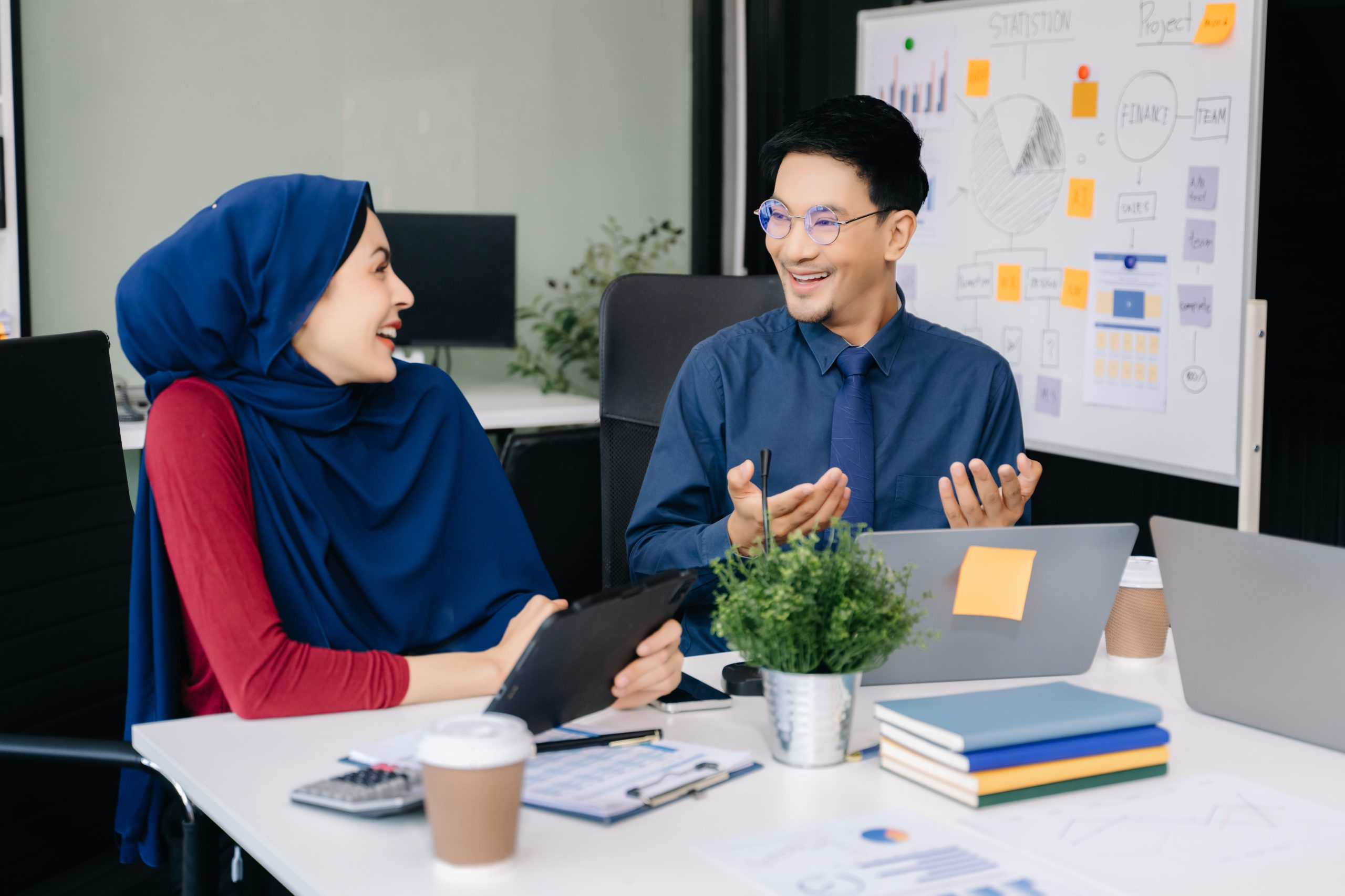 Kolaborasi tim bisnis dengan mitra outsourcing meninjau dashboard digital penghematan biaya operasional; Proses kerja efisiensi piutang dan payroll dengan sistem digital; Infografik strategi outsourcing fungsi non-core perusahaan bersama UCC Global Indonesia; Monitoring SLA dan compliance outsourcing pada workspace modern; Konsultasi pelaksanaan outsourcing antara finance executive dan vendor profesional.