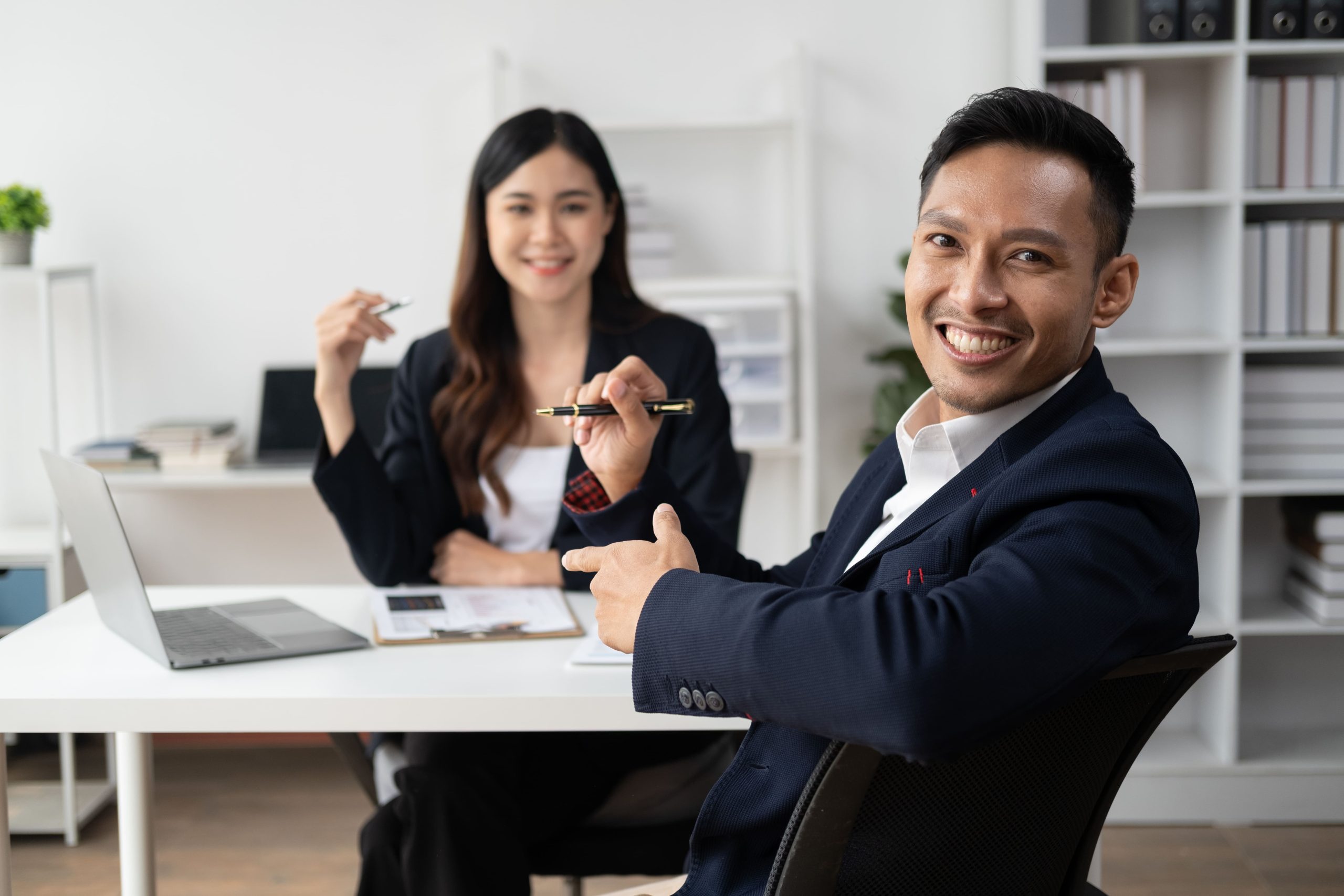Profesional menjelaskan proses penagihan hutang etis dan legal di kantor modern