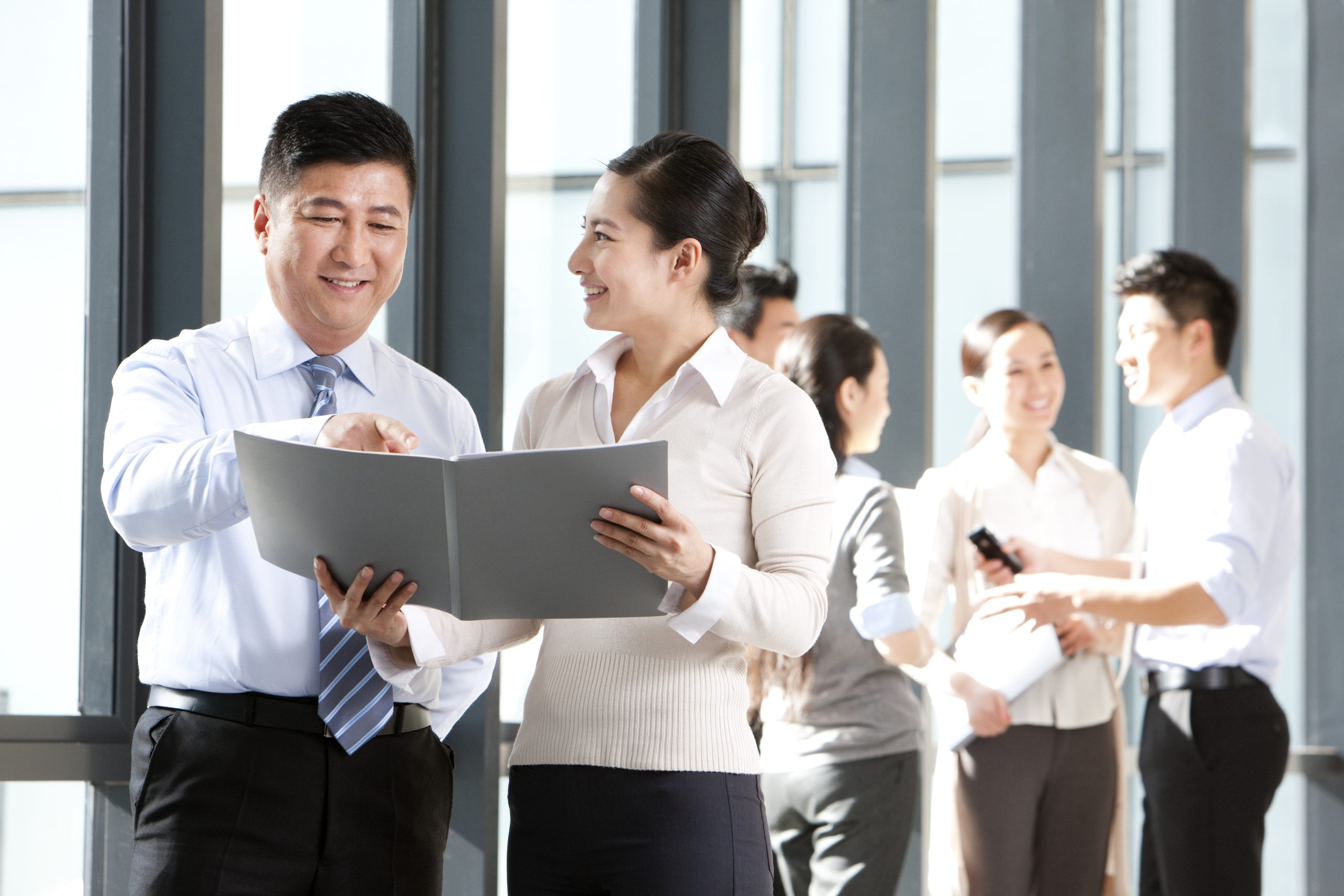 Tim keuangan menyusun framework kebijakan kredit dengan matrix risiko dan credit scoring; Infografik komponen kebijakan kredit: 5C analysis, limit, approval, monitoring; Diskusi penilaian kredit berbasis data dengan model ML di dashboard; Review portofolio piutang dan kebijakan kredit bersama UCC Global Indonesia; Training implementasi SOP kredit untuk tim sales dan finance