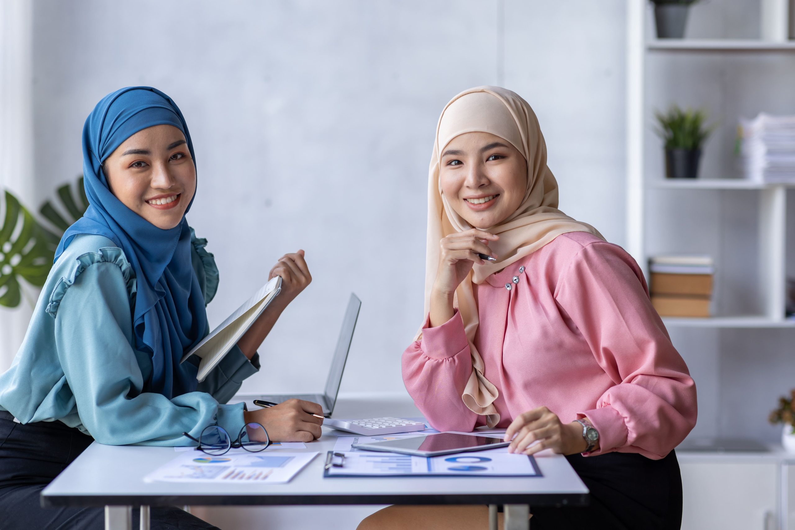 Tim keuangan menganalisis 7 indikator dini piutang macet pada dashboard digital; Infografik tanda-tanda awal piutang bermasalah dan langkah pencegahan; Konsultasi audit piutang dan strategi pencegahan bad debt bersama UCC Global Indonesia; Dashboard aging report dengan sistem early warning; Diskusi tim tentang risk assessment piutang di ruang meeting modern 