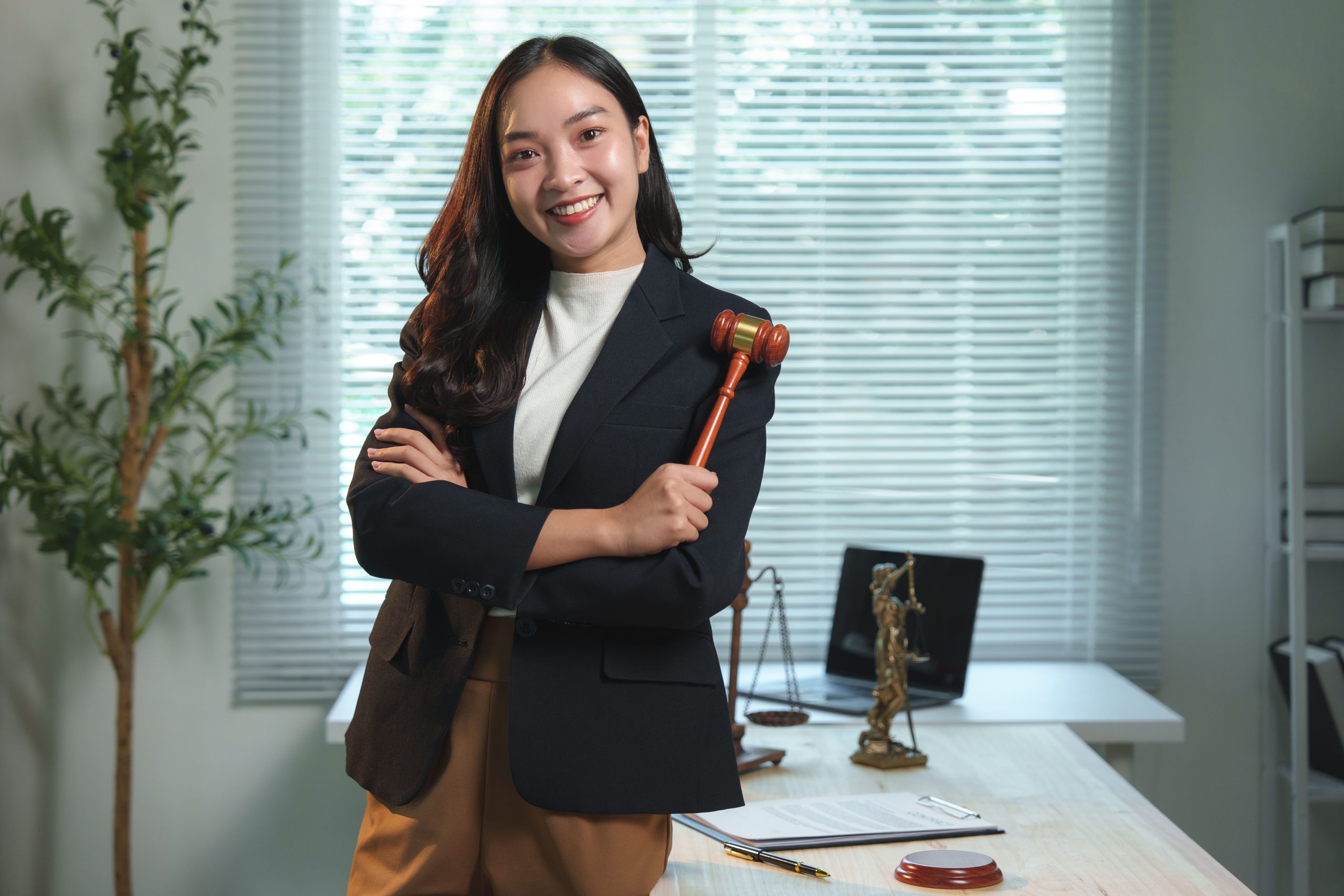 Tim penagihan profesional meninjau dokumen kepatuhan hukum dan regulasi OJK; Infografik batasan hukum penagihan utang dan praktik yang dilarang; Pelatihan etika penagihan dan kepatuhan regulasi bersama UCC Global Indonesia; Konsultasi compliance penagihan dengan tim legal di kantor modern; Dashboard audit trail penagihan digital untuk transparansi dan akuntabilitas